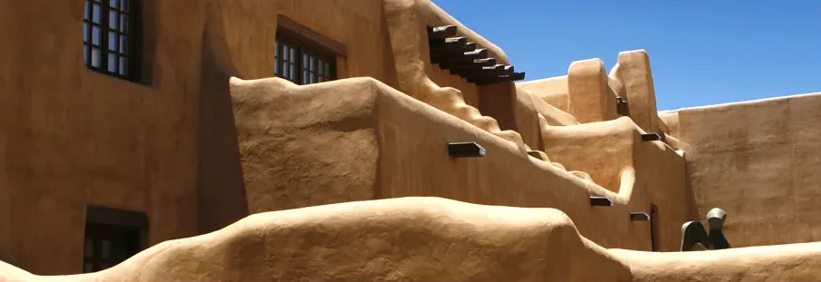 Adobe-Bauten in Santa Fe unter blauem Himmel
